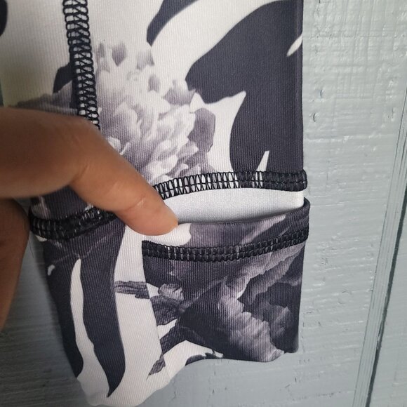 Lululemon Athletica Forme Jacket II Textured Brisk Bloom Black White. Size 6 - Picture 6 of 9